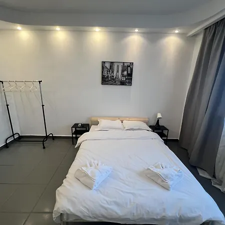 Skyline Chill Spot- With Balcony In Elite Calderon Area *