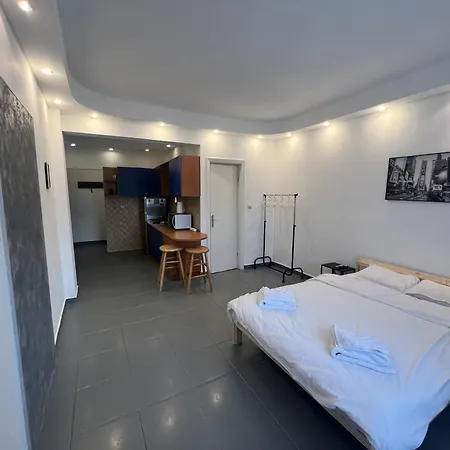 Skyline Chill Spot- With Balcony In Elite Calderon Area Appartement