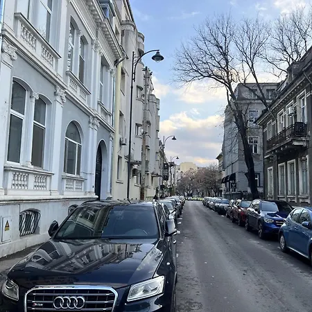 Skyline Chill Spot- With Balcony In Elite Calderon Area 아파트