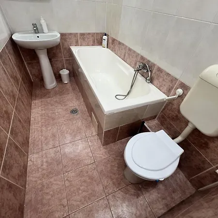 Skyline Chill Spot- With Balcony In Elite Calderon Area