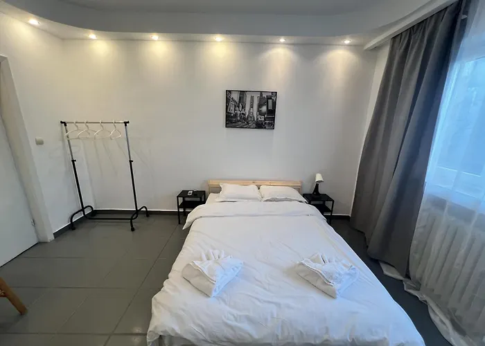 Skyline Chill Spot- With Balcony In Elite Calderon Area *