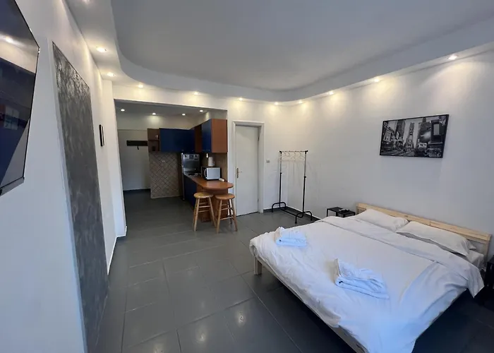 Skyline Chill Spot- With Balcony In Elite Calderon Area Apartment