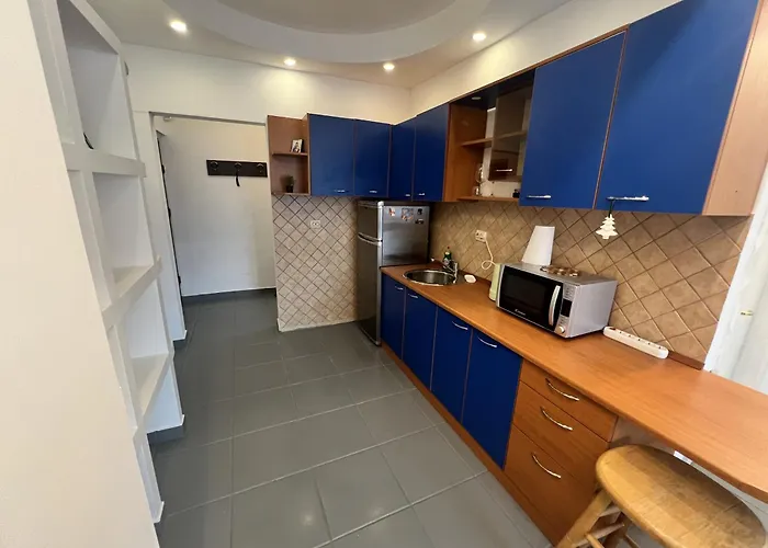 Skyline Chill Spot- With Balcony In Elite Calderon Area