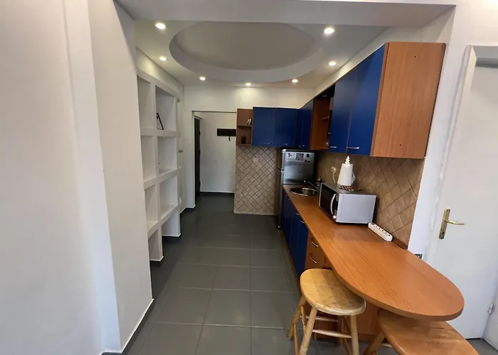 Skyline Chill Spot- With Balcony In Elite Calderon Area