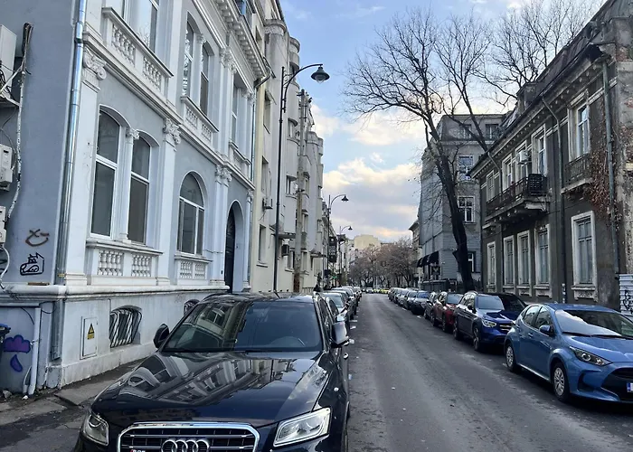 Skyline Chill Spot- With Balcony In Elite Calderon Area 아파트