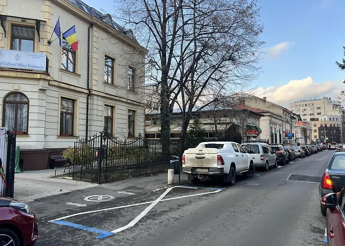 Skyline Chill Spot- With Balcony In Elite Calderon Area *