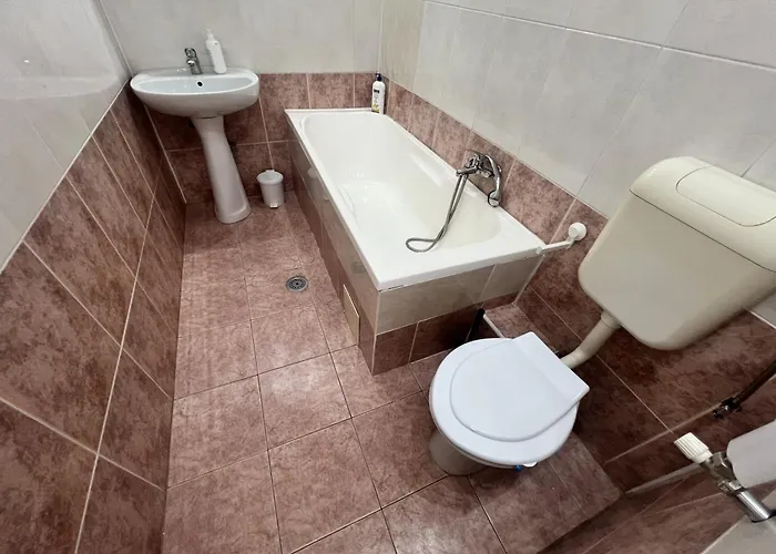 Skyline Chill Spot- With Balcony In Elite Calderon Area